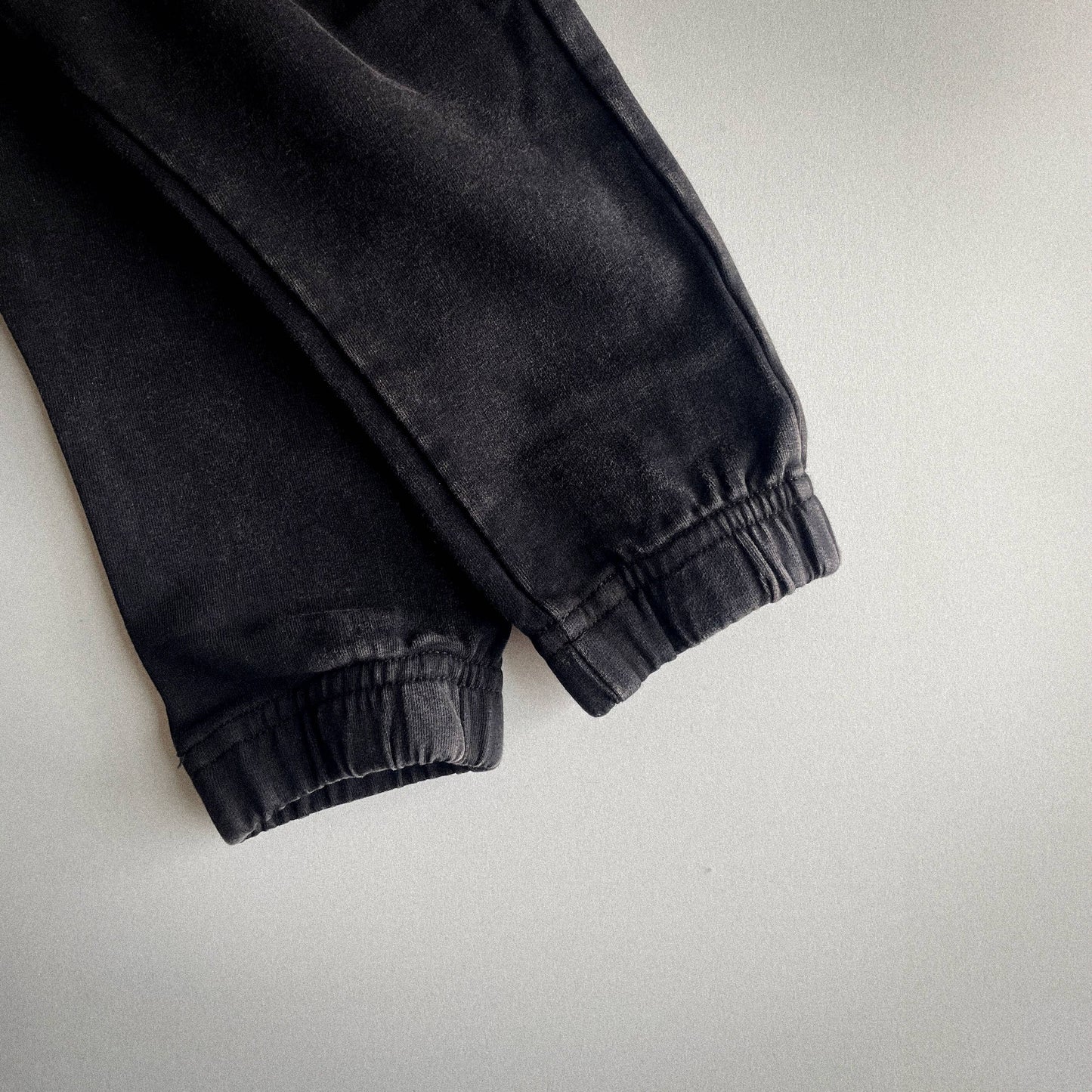 Pantalones deportivos negros con lavado ácido