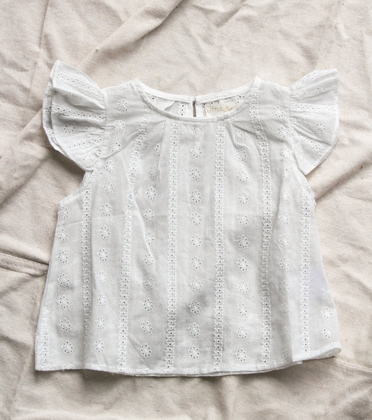 Blusa blanca con mangas cortas