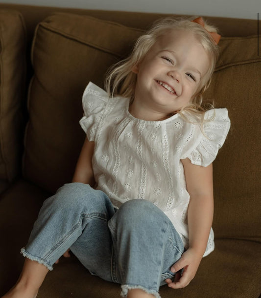 Blusa blanca con mangas cortas