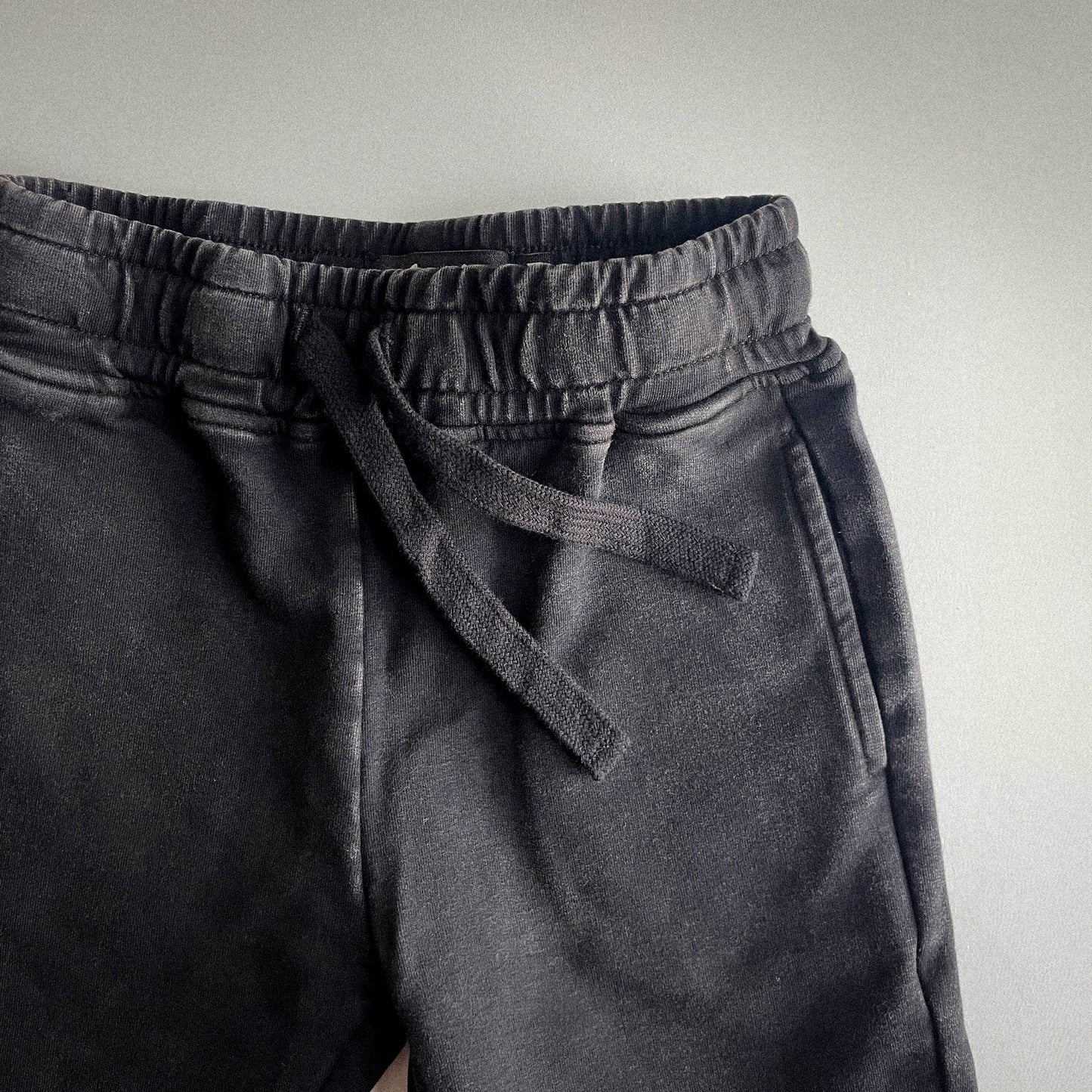 Pantalones deportivos negros con lavado ácido