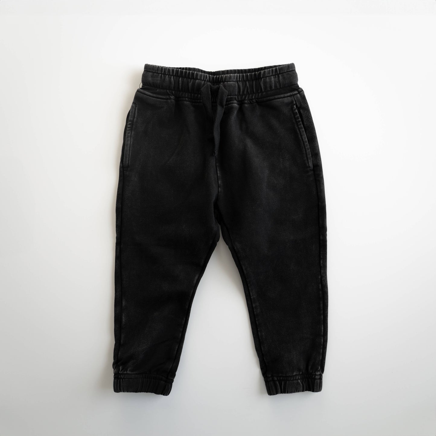 Pantalones deportivos negros con lavado ácido